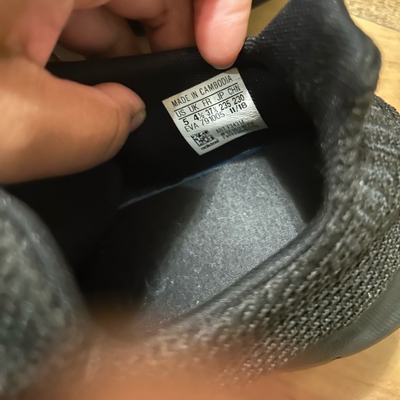 Adidas Original Swift Run | 5Y (Big Kids) | Black - Picture 3 of 7